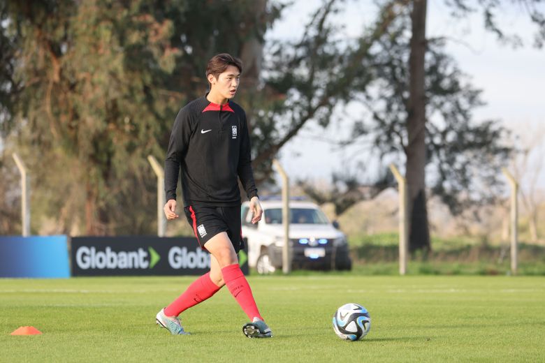 8일(한국 시각) 아르헨티나 라플라타의 에스탄시아 치카 훈련장에서 2023 국제축구연맹(FIFA) 20세 이하(U-20) 월드컵 한국 축구 대표팀 선수들이 4강 이탈리아전을 하루 앞둔 마지막 훈련에서 김지수가 패스를 하고 있다. /연합뉴스