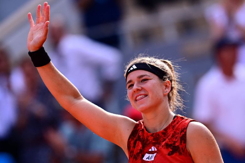 카롤리나 무호바가 8일(현지 시각) 열린 대회 여자 단식 4강전에서 아리나 사발렌카를 세트스코어 2대1로 제친 뒤 기뻐하고 있다. /AFP연합뉴스