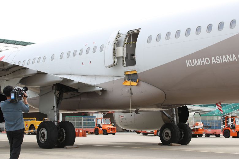 지난달 26일 오전 제주에서 대구로 향하던 아시아나 항공기에서 30대 남성이 착륙 전 대구공항 상공에서 비상문을 강제개방하는 사고가 발생했다. /뉴스1