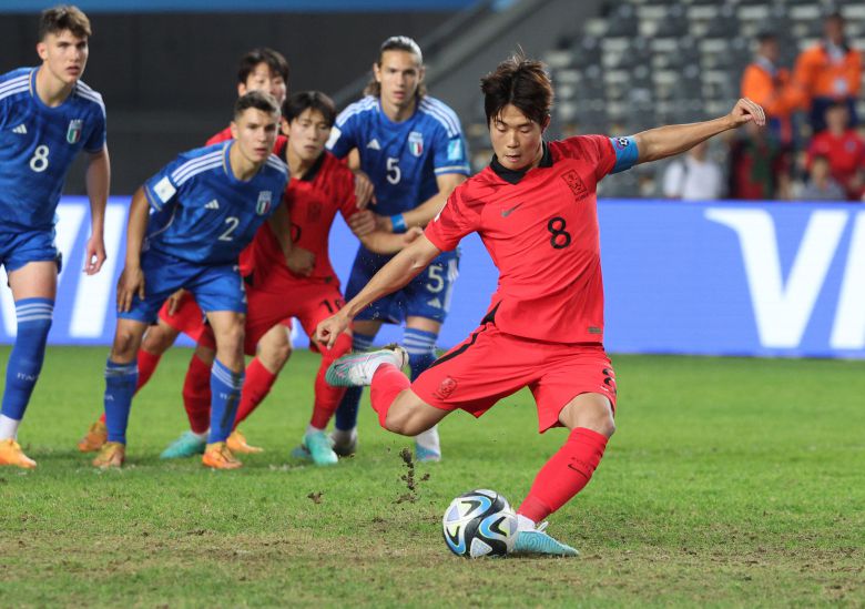 8일(현지시간) 오후 아르헨티나 라플라타 스타디움에서 열린 2023 국제축구연맹(FIFA) 20세 이하(U-20) 월드컵 4강전 한국과 이탈리아의 경기. 한국 이승원이 상대 파울로 얻어낸 페널티킥을 차고 있다./연합뉴스