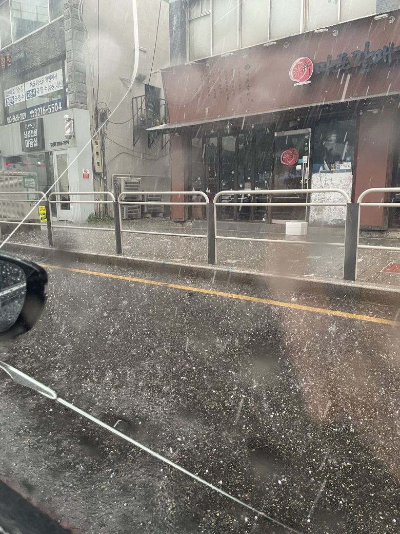 서울 서대문구에 10일 오후 우박이 내리고 있다. /@poongkky