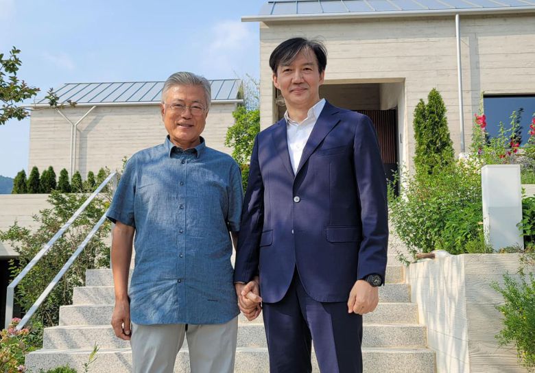 조국 전 법무부 장관이 지난 10일 경남 양산시 평산마을을 찾아 문재인 전 대통령과 손을 잡고 있다. /뉴스1