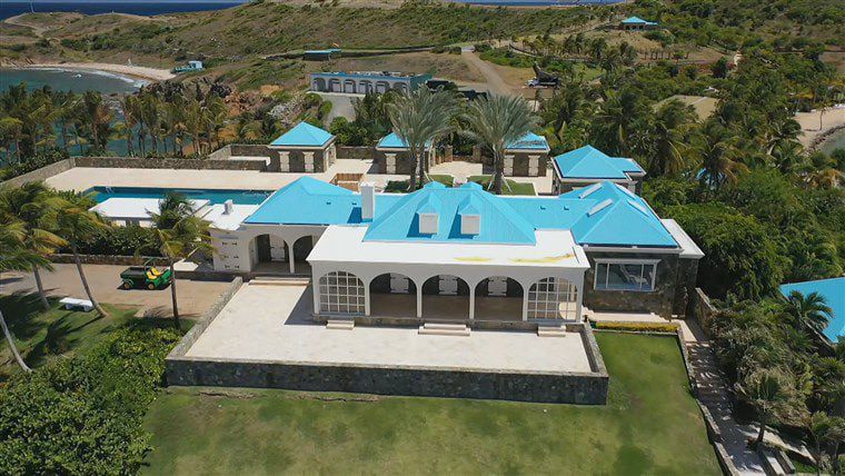 성범죄자 엡스타인이 카리브해의 미국령 버진아일랜드에 소유했던 별장. 이곳에서 10대 소녀 수천명을 차례로 기거시키며 자신과 특급 고객들을 위한 성착취를 20여년간 이어온 것으로 알려져, 이 섬은 '로리타섬'이란 악명까지 얻었다.