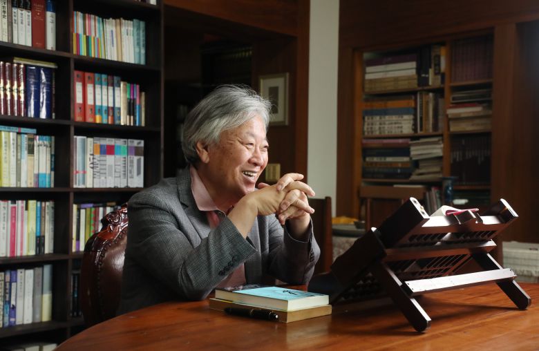 지난 7일 경기도 이천시 부악문원에서 만난 소설가 이문열./ 오종찬 기자