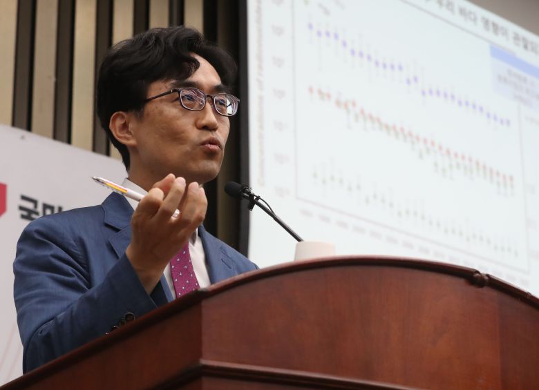 정용훈 카이스트 원자력 및 양자공학과 교수가 20일 오전 서울 여의도 국회에서 열린 국민의힘 의원총회에서 '후쿠시마 방류 안전한가?' 주제로 특강을 하고 있다./뉴스1