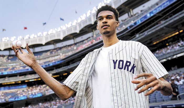 야구공이 탁구공만 해 보이네 - 지난 21일 미프로야구(MLB) 뉴욕 양키스 경기 시구에 나선 빅토르 웸바냐마. 손이 커서 야구공이 탁구공처럼 보인다. /AP 연합뉴스