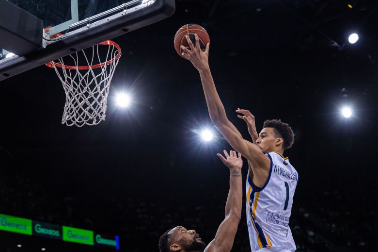 5월 30일 프랑스 파리에서 열린 프랑스 엘리트 농구 플레이오프 준결승 2차전 경기에서 메츠 92의 빅토르 웸바냐마가 수비위로 점프 슛을 하고 있다./EPA 연합뉴스