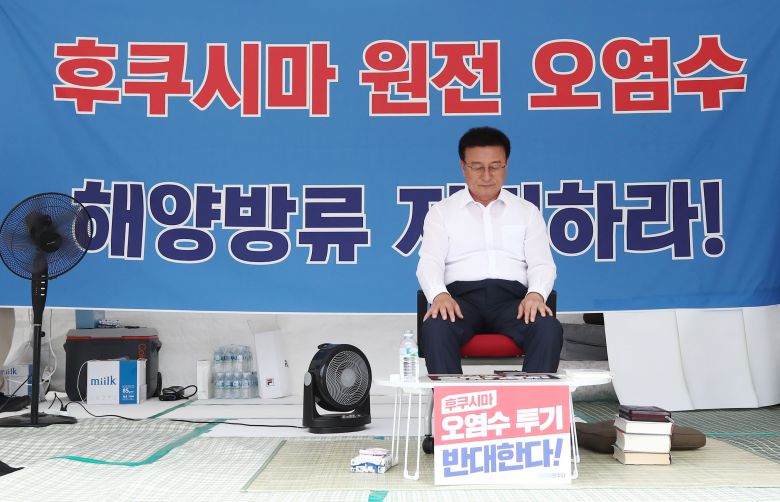 국회 해양수산특별위원회 위원장인 윤재갑 더불어민주당 의원이 20일 서울 여의도 국회 본관 앞에서 일본 후쿠시마 오염수 해양 방류에 반대하는 단식을 하고 있다. /뉴스1