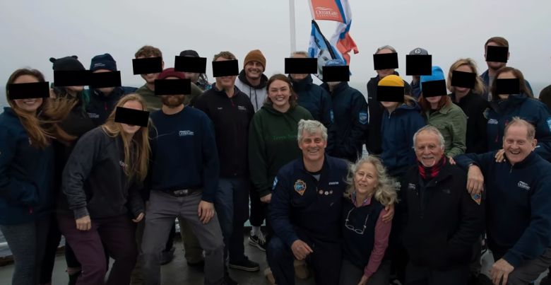 제이크가 타이탄 탑승 전 촬영한 기념 사진. 얼굴을 가리지 않고 모자를 쓴 제이크(왼쪽부터), 그의 여자친구, 스톡턴 러시 오션게이트 CEO, 러시의 부인, 이번 사고로 사망한 폴 앙리 나졸레, 해미쉬 하딩. /유튜브 'DALLMYD'