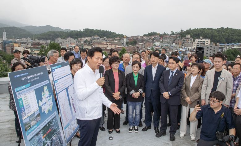 6월 30일 오전 서울 도봉구 덕성여대 차미리사기념관 옥상에서 오세훈 서울시장이 서울 고도제한 완화 계획을 발표하고 있다. /이태경기자