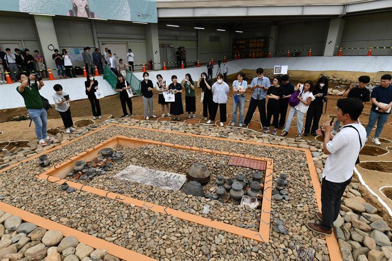 4일 경주 쪽샘유적발굴관 쪽샘 44호분 발굴 현장에서 심현철 국립경주문화재연구소 특별연구원이 설명하고 있다. /문화재청