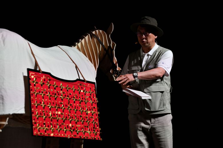 4일 경주 서라벌문화회관에서 최응천 문화재청장이 쪽샘 44호분에서 출토된 비단벌레 장식 직물 말다래 재현품을 소개하고 있다. /문화재청