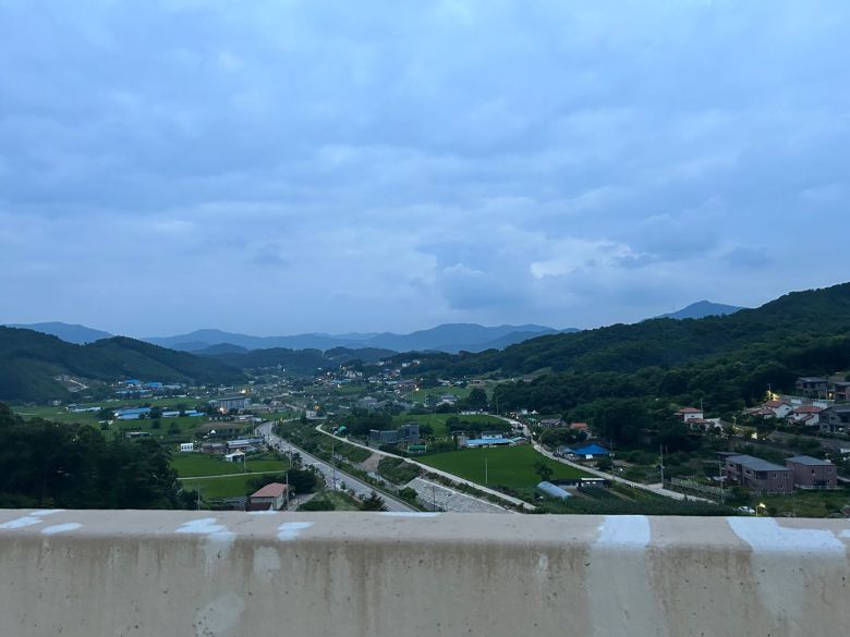 지상에서 약 30m 높이에 지어진 화도-양평 고속도로에서 남쪽 방향으로 바라본 경기 양평군 양서면 증동리 전경. 이곳은 양평-서울 고속도로 원안의 종점 예정지로, 약 1만㎡에 달하는 민주당 소속 정동균 전 양평군수 일가의 땅에서 1.6㎞ 떨어진 곳이다. /최훈민 기자