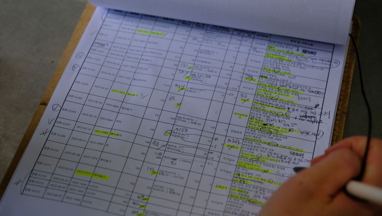 충남야생동물센터 관계자가 일일관리표를 보며 사육상태 등을 점검하고 잇다. /구아모 기자