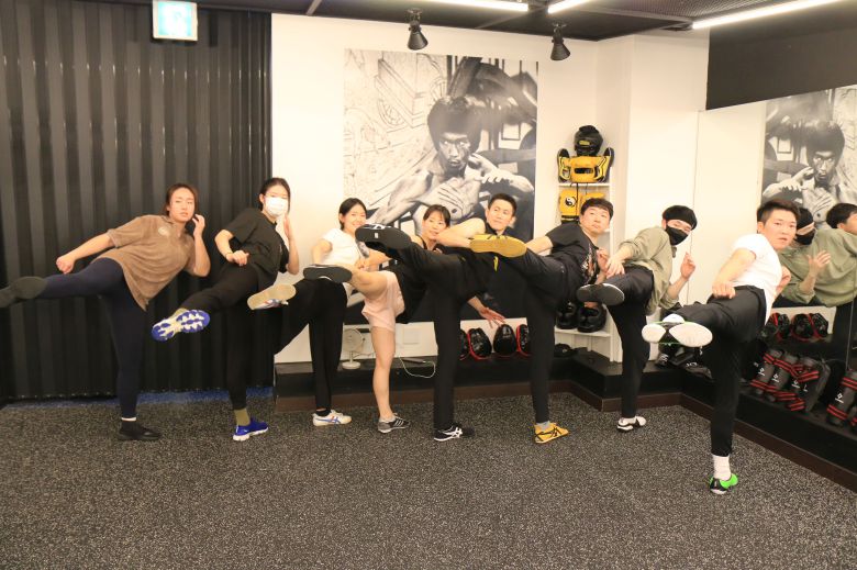 지난 7일 경기도 과천에 있는 '한국 오리지널 절권도 체육관'에서 회원들이 절권도 훈련을 하고 있다. 벽에 붙은 사진은 절권도 창시자인 이소룡. /최인준 기자