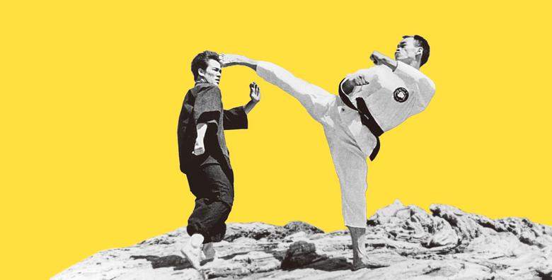 미국 한 바닷가에서 태권도 스승 이준구로부터 발차기를 배우는 이소룡(왼쪽). / 조선일보DB