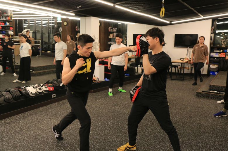 지난 7일 경기도 과천에 있는 '한국 오리지널 절권도 체육관'에서 회원들이 절권도 훈련을 하고 있다. /최인준 기자