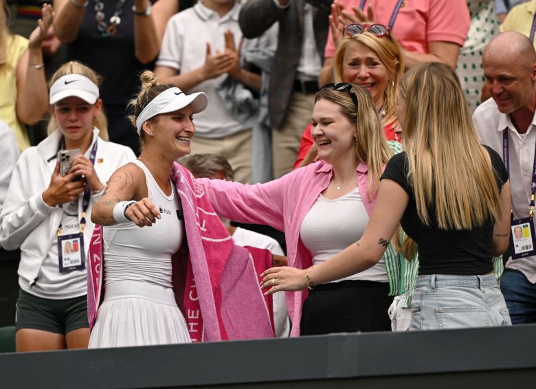 체코의 마르케타 본드로우쇼바(왼쪽에서 두 번째)가 15일(현지 시각) 영국 런던에서 열린 윔블던 테니스 대회 여자 단식에서 우승한 뒤 가족 및 친구들과 함께 자축하고 있다. /로이터뉴스1