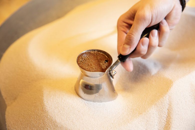 가열한 모래 위에서 끓이는 샌드 커피./이경호 영상미디어 기자