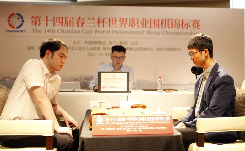 춘란배 결승 2국 광경. 오른쪽이 변상일, 왼쪽은 중국 리쉬안하오.