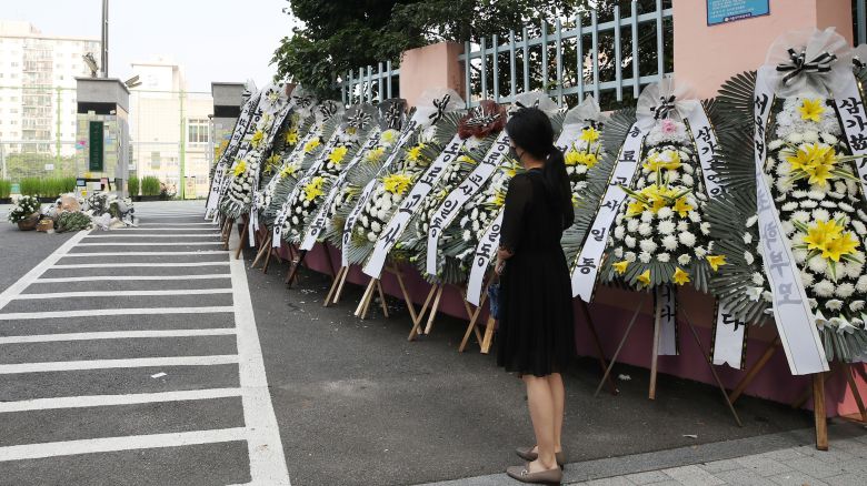20일 오전 서울 서초구의 한 초등학교 앞에 근조화환이 놓여 있다.   서울시교육청 등에 따르면, 지난 18일 오전 이 학교 1학년 담임인 A씨(23)가 극단적인 선택으로 사망하는 일이 발생했다. 2023.7.20/뉴스1