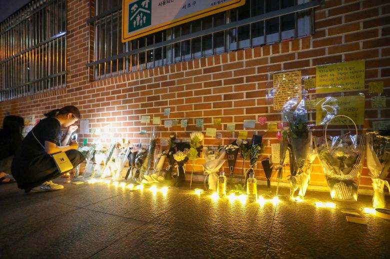 20일 밤 극단적 선택으로 세상을 떠난 교사가 재직하던 서울 서초구의 한 초등학교를 찾은 추모객들이 고인을 애도하고 있다. /뉴스1