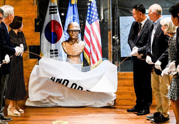28일 오후 경북 칠곡호국평화기념관에서 열린 워커 장군 흉상 제막식에서 김재욱 칠곡군수와 워커 장군 손자인 샘 워커 2세 부부 등이 제막을 하고 있다. /뉴스1
