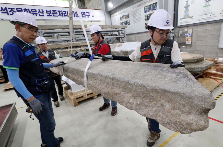 지난달 27일 대전 국립문화재연구원 석조복원실에서 관계자들이 부재별 포장 이송 작업에 한창이다. /신현종 기자