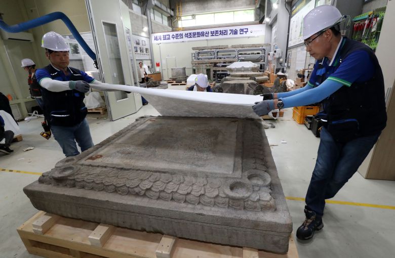 지난달 27일 대전 국립문화재연구원 석조복원실에서 관계자들이 지광국사탑 부재별로 포장 이송 작업을 하고 있다. /신현종 기자