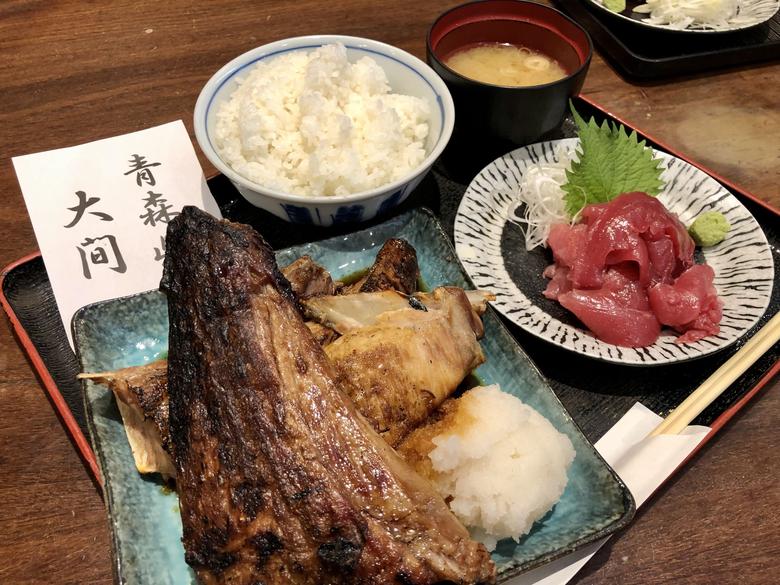 숯불구이 전문인 ‘지게’ 쓰키지점의 참치구이와 참치회 정식. /에노모토 야스타카