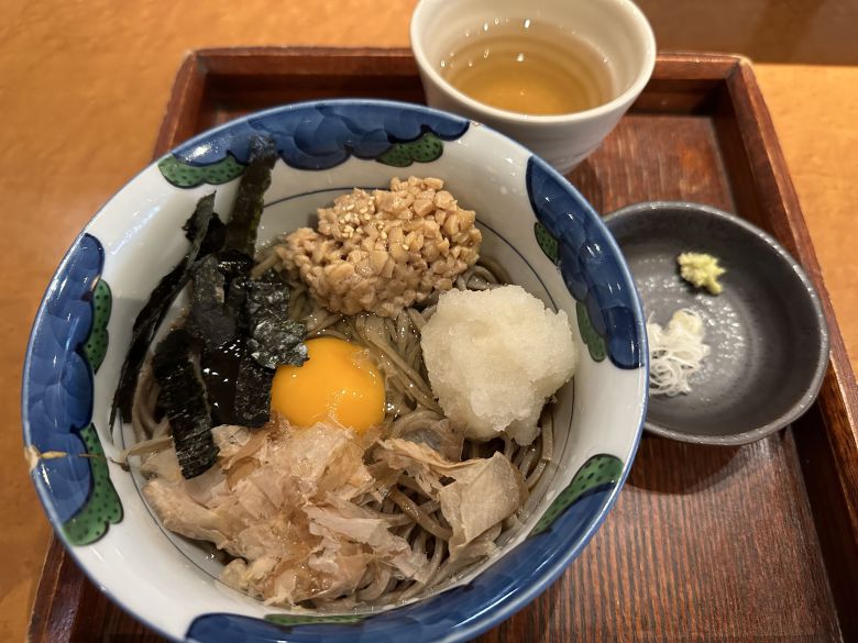 잘게 자른 낫토와 날계란, 가쓰오부시, 간 무 등이 올라가는 ‘바쿠잔보’의 낫토소바. /에노모토 야스타카