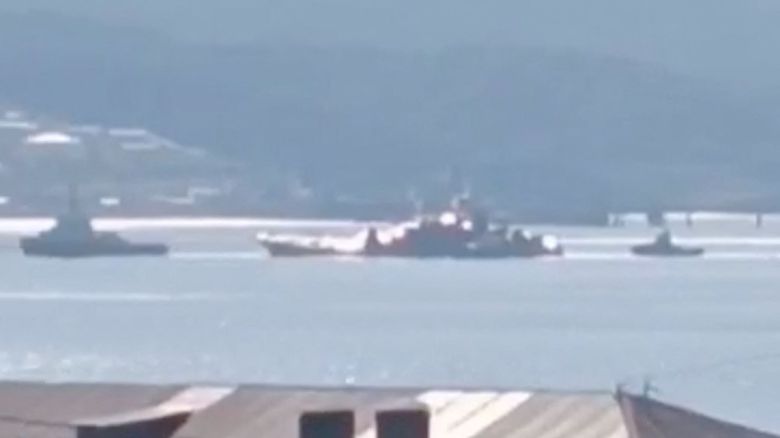 4일(현지 시각) 러시아 노보로시스크 해안에서 우크라이나의 드론 함정 공격으로 피해를 입은 러시아 해군 상륙함 올레네고르스키 고르냐크가 인양되고 있다/로이터 연합뉴스