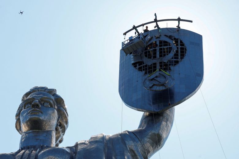 마더랜드 동상에서 제거되고 있는 옛 소련 국장 '낫과 방패'. /로이터 연합뉴스