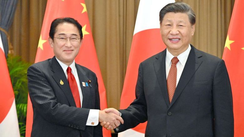 시진핑 중국 국가주석과 기시다 후미오 일본 총리가 지난해 11월 17일 태국 방콕에서 3년 만의 중일 정상회담에 앞서 악수하고 있다.  /교도 연합뉴스