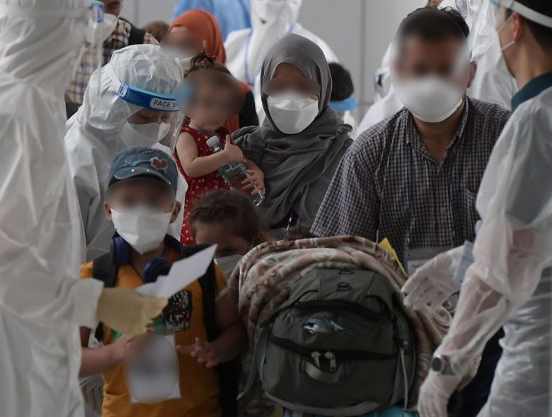 미군 철수로 탈레반 정권이 다시 들어선 아프가니스탄에서 한국 정부 활동을 지원해온 아프간 현지인 직원 및 배우자 ,미성년 자녀, 부모 등 378여 명이 2021년 8월 26일 오후 인천 국제공항 통해 입국하고 있다. /사진공동취재단