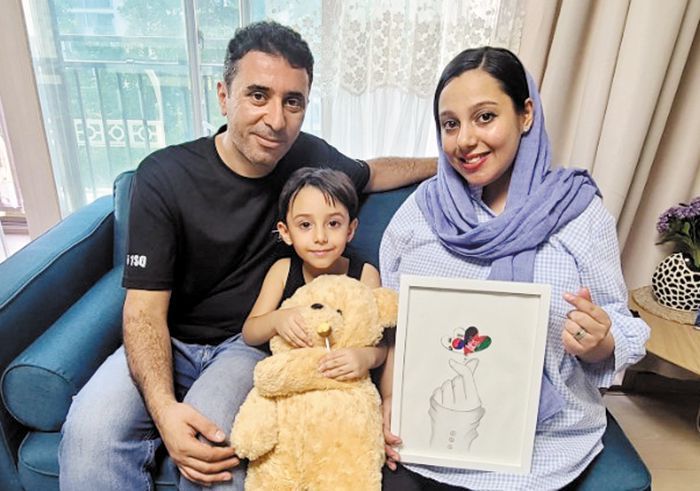 아프가니스탄을 재장악한 탈레반을 피해 2년 전 한국에 도착해 울산에서 살고 있는 가브리안 마흐무다(오른쪽)가 남편 카리미 가니쉬가, 곰 인형을 안고 있는 아들 터렉과 단란한 포즈를 취했다. /김주영 기자