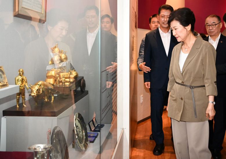 박근혜 전 대통령이 15일 경북 구미시 상모동 박정희 전 대통령 생가를 찾아 추모관에 참배한 후 박정희대통령역사자료관을 살펴보고 있다. /뉴스1