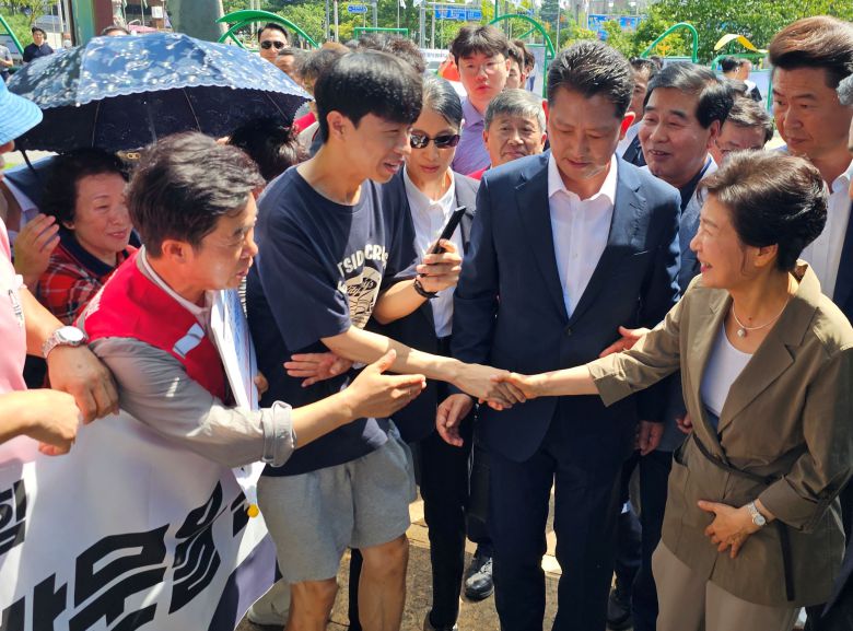 박근혜 전 대통령이 15일 경북 구미시 상모동 박정희 전 대통령 생가를 찾아 시민들과 인사 나누고 있다. /뉴스1