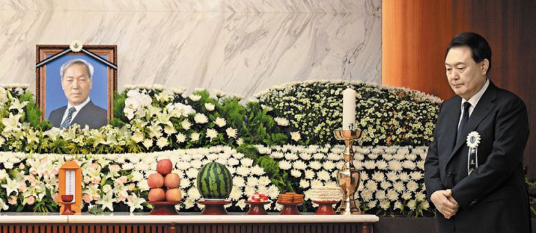 부친 빈소 지키는 尹대통령 - 윤석열 대통령이 15일 서울 서대문구 신촌세브란스병원 장례식장에 마련된 부친 윤기중 연세대 명예교수의 빈소를 지키고 있다. /대통령실