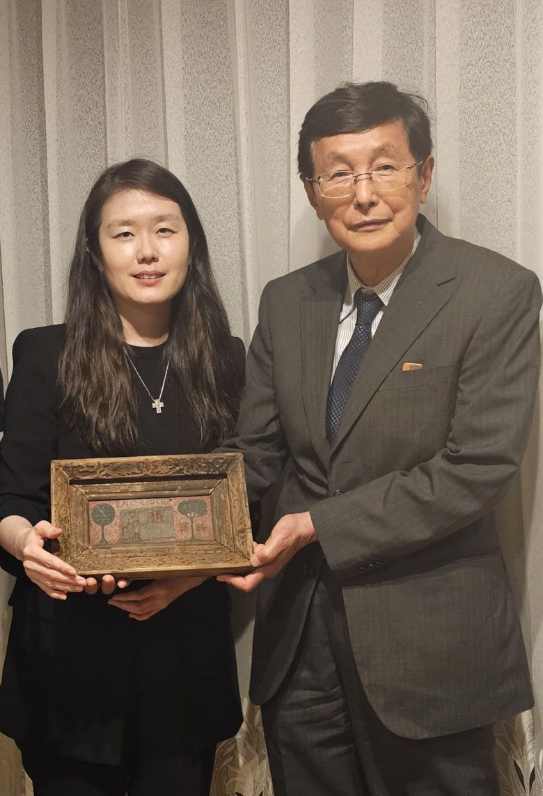 배원정 국립현대미술관 학예연구사(왼쪽)와 소장가 시오자와 슌이치씨. 배 학예사가 들고 있는 작품이 장욱진의 1955년작 '가족'이다. /국립현대미술관