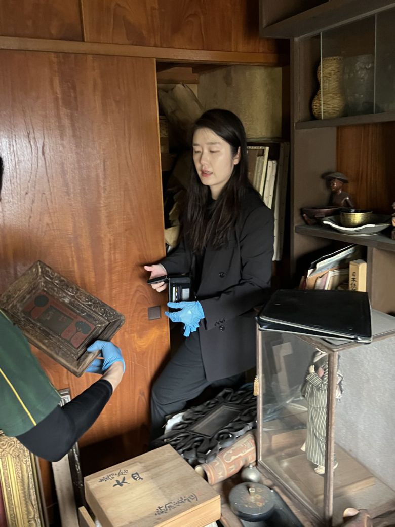 배원정 국립현대미술관 근대미술팀 학예연구사가 일본 오사카 근교에 있는 소장가 아틀리에 다락방에서 그림을 발견할 당시의 모습. /국립현대미술관