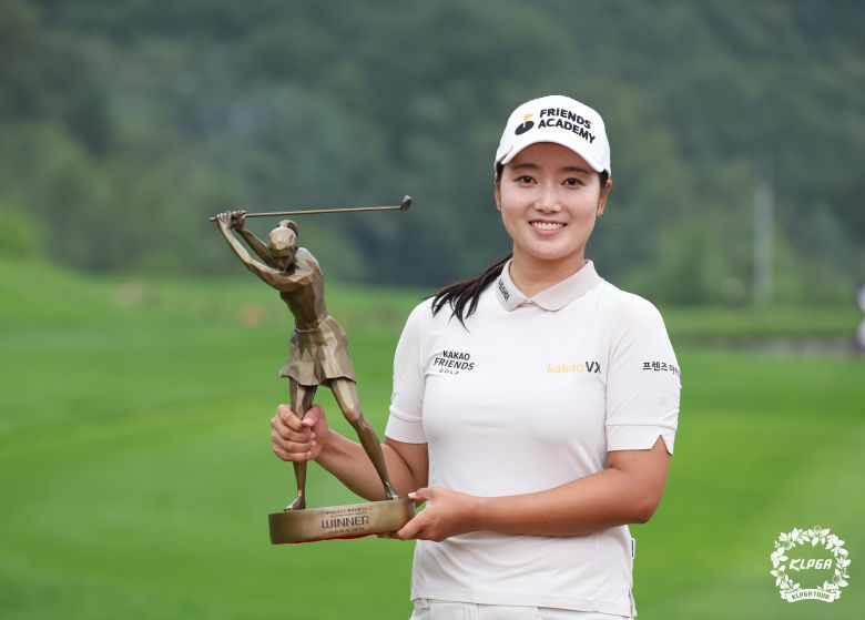 한진선이 20일 강원도 정선군 하이원CC에서 KLPGA 투어 하이원리조트 여자오픈 우승 트로피를 들고 있다./KLPGA