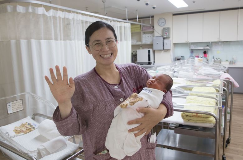 지난달 14일 오후 강원 춘천시 소양동 미래산부인과 조리원에서 엄마 류사라씨가 일곱째 막내아들 전성우군을 안고 환하게 웃고 있다. 막내 성우는 지난달 10일 새벽 5시 26분, 3.8㎏으로 건강하게 태어났다./ 고운호 기자