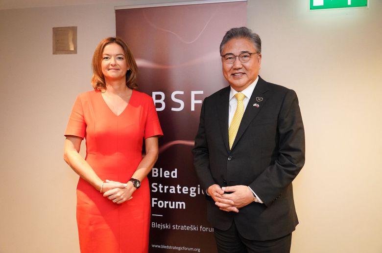 박진 외교부 장관(오른쪽)이 28일(현지 시각) 슬로베니아에서 탄야 파욘 부총리 겸 외교장관과 기념 촬영을 하고 있다. /뉴스1