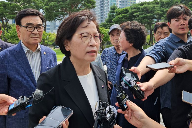 북한의 연평도 포격 도발로 전사한 고 서정우 하사의 모친 김오복씨가 28일 오후 광주시청 앞에서 열린 ‘정율성 역사공원 조성 사업 반대 기자회견’에서 발언을 하고 있다. 김씨는 “평생을 북한과 공산당에 헌신하고 선동한 사람을 기념하기 위해 혈세를 들여 기념 공원을 만든다는 것은 광주 정신 모독”이라고 했다. /김영근 기자