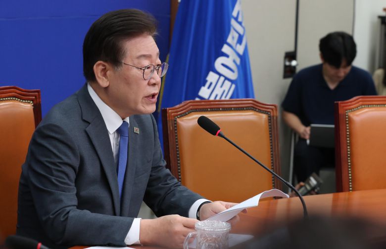 더불어민주당 이재명 대표가 31일 오전 국회 당대표실에서 취임 1주년 기자회견을 하고 있다. 이덕훈 기자