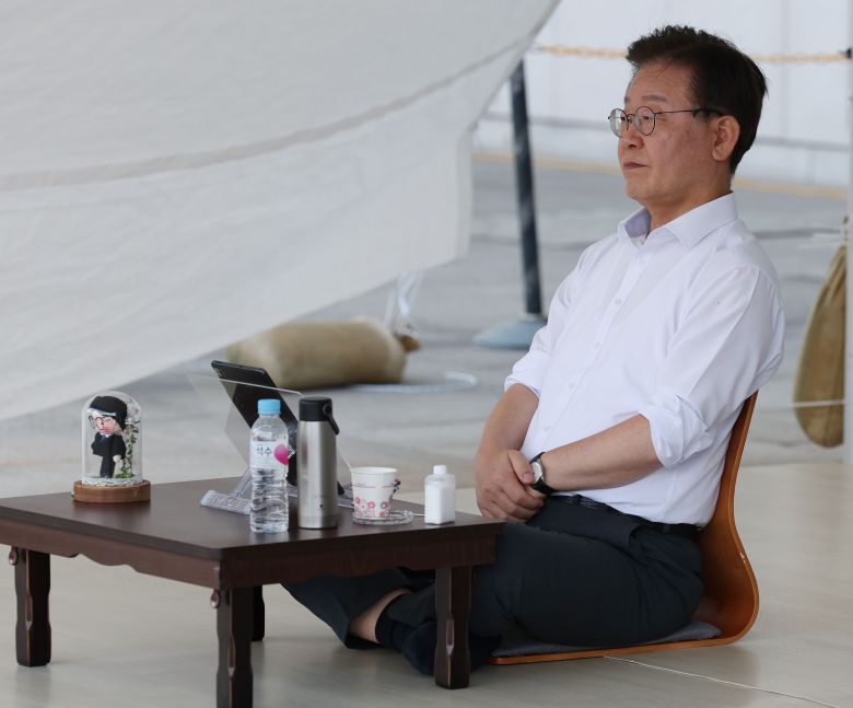 더불어민주당 이재명 대표가 31일 오후 서울 여의도 국회 본청 앞에서 단식을 하고 있다./뉴스1