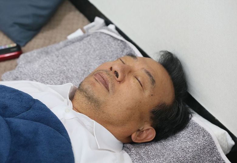 2016년 9월 30일 새누리당 이정현 대표가 국회 대표실에 누워있다. 단식 5일째를 맞은 날의 모습이다. /이덕훈 기자