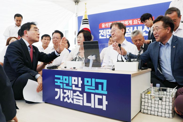 태영호 국민의힘 의원이 7일 오전 서울 여의도 국회 본관 앞에서 8일째 단식 중인 이재명 더불어민주당 대표에게 항의하고 있다./뉴스1