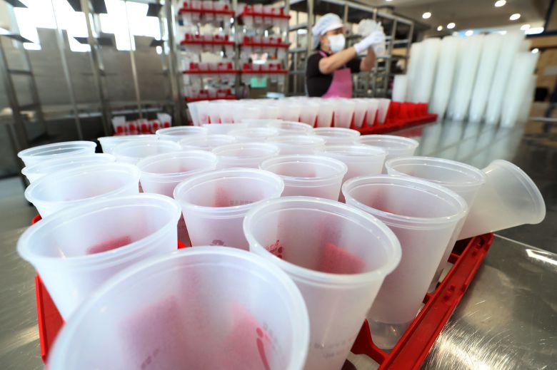 한 커피전문점에서 세척한 다회용컵/뉴스1